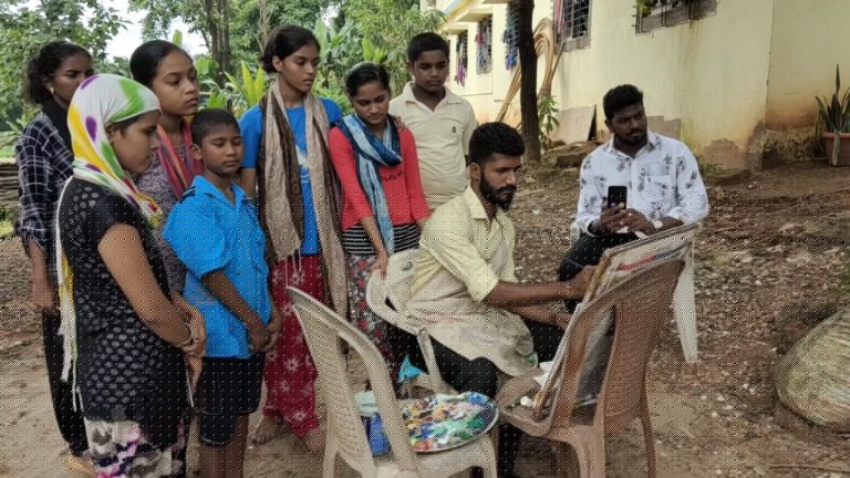 युवा चित्रकार अक्षय मेस्त्री याचे संविता आश्रम पणदूर येथील मुलांना चित्रकलेचे धडे  गणपतीसमोर जमलेली रक्कमही दिली आश्रमाच्या सामाजिक कामासाठी