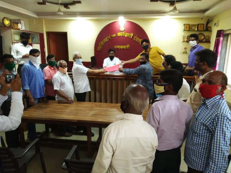 कणकवलीत मराठा समाजाच्यावतीने १२ हजार सह्यांचे मुख्यमंत्र्यांना निवेदन…!!  कणकवली तहसिलदार रमेश पवार यांच्याकडे सुपूर्द;आरक्षण न मिळाल्यास आंदोलनाचा दिला इशारा