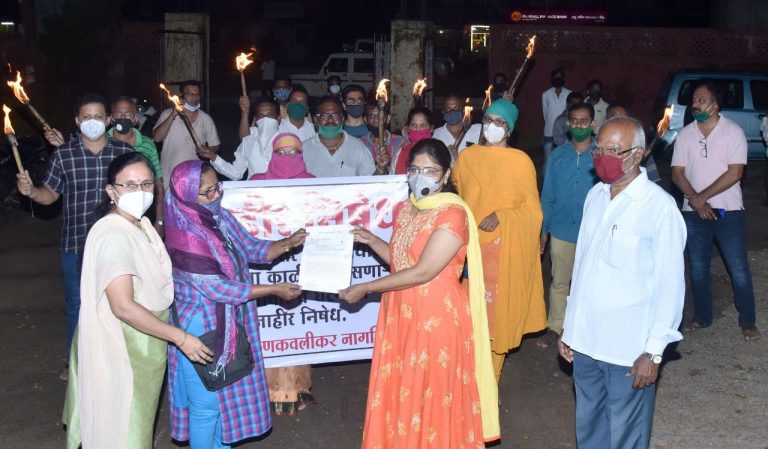 हाथसर बलात्कार घटनेचा आम्ही कणकवलीकर च्या वतीने निषेध  काढला मशाल मार्च,प्रांत अधिकाऱ्यांना दिले निवेदन