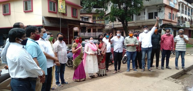 सिंधुदुर्गात शिवसेनेकडून भाजप सरकारचा निषेध, उत्तरप्रदेशमधील युवतीवरील अत्याचाराचे कणकवलीत पडसाद  सरकारविरोधी दिल्या घोषणा