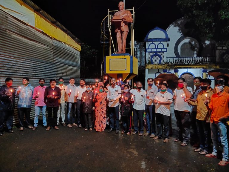 योगी आदित्यनाथ यांचे सरकार बरखास्त करून राष्ट्रपती राजवट लागू करा अशी मागणी करत राष्ट्रवादीचा कणकवलीत कँडल मार्च  राष्ट्रवादीचे जिल्हा उपाध्यक्ष अनंत पिळणकर यांनी कडव्या शब्दात केला योगी सरकारचा निषेध