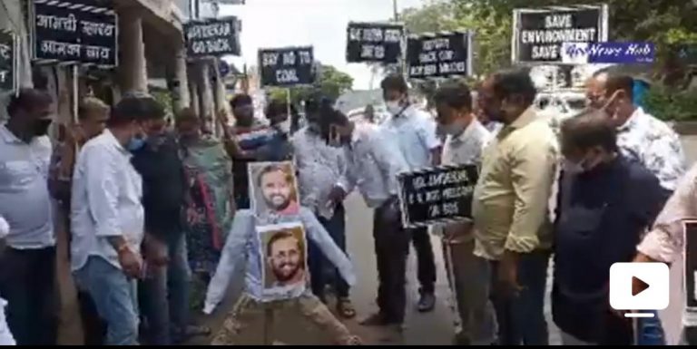 GPCC burns effigy of Prakash Javadekar for arresting congress leaders.  