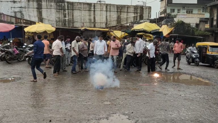 सिंधुदुर्गात शासकीय मेडिकल कॉलेजला ठाकरे सरकारने दिली परवानगी…  कणकवली शिवसेनेच्यावतीने फटाक्यांच्या आतषबाजी; जोरदार घोषणाबाजी…