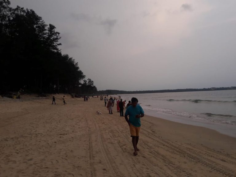 कोरोनाचा प्रादुर्भाव कमी होताच सिंधुदुर्गात समुद्र्किनारे गजबजले  व्यावसायिकही सुखावले