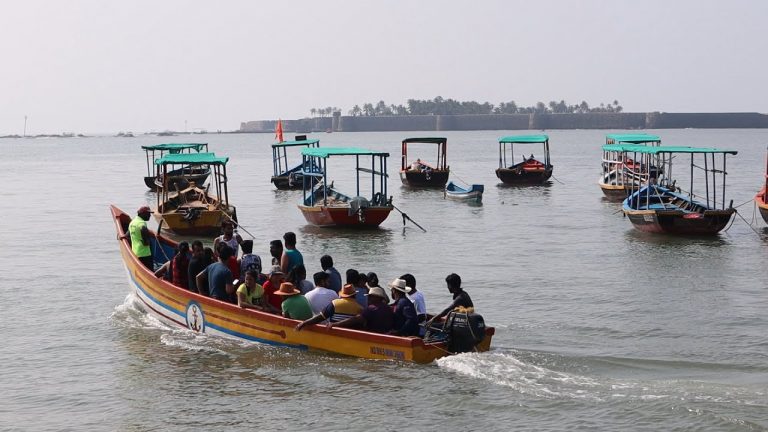 सिंधुदुर्ग किल्ला प्रवासी बोट वाहतूक सेवा अटी व शर्तीनुसार सुरू  जिल्हाधिकारी के.मंजुलक्ष्मी यांनी दिली मान्यता