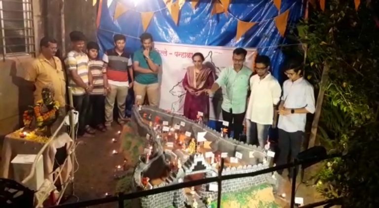सिंधुदुर्गात विद्यार्थी दिवाळीच्या सुट्टीत उभारताहेत किल्ले  कोकणातील परंपरा आजही कायम