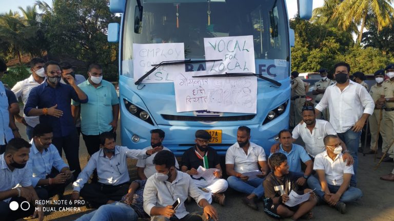 Congress workers stop UP registered bus fetching ISL players