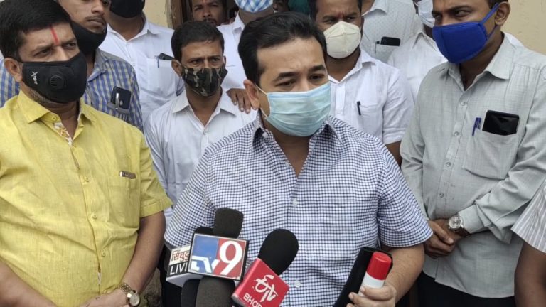 पैसे मोजायला हात शिल्लक राहणार नसल्याचा आमदार नीतेश राणे यांचा इशारा; उपजिल्हा रुग्णालयात शल्यचिकित्सकांसमवेत चर्चा…  रुग्णांकडून पैसे उकळल्या प्रकरणी नीतेश राणे आक्रमक…