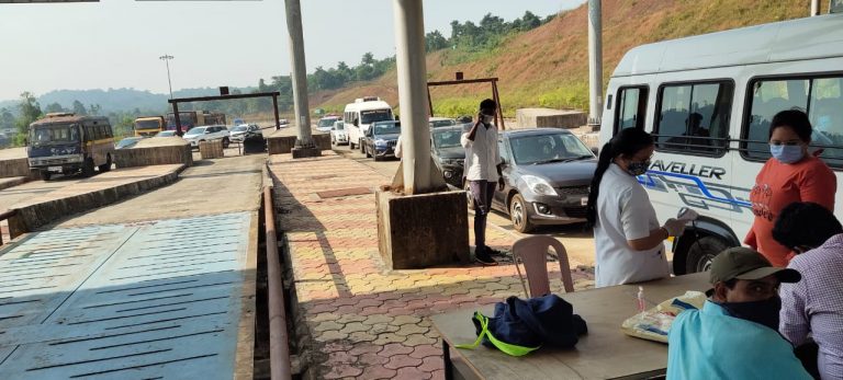 महाराष्ट्राच्या सीमेवर सिंधुदुर्गात प्रवाशांचे थर्मल स्कॅनिंग करूनच दिला जातोय गोव्यातील वाहनांना प्रवेश  आजपासून थर्मल स्कॅनिंग करून प्रवेश