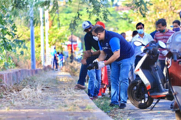 Porvorim Rising, Penha de France Panchayat and locals clean up Service Road