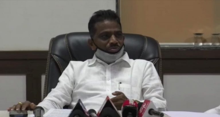 जिल्हा बँकेच्या नोटीसीनंतर “ती” इनोव्हा कार जिल्हा बँकेच्या दारात  पराचा कावळा करू नका – जिल्हा बँक अध्यक्ष सतीश सावंत