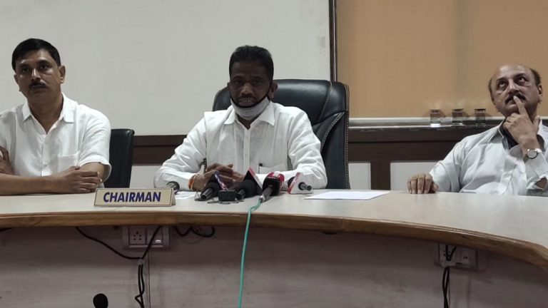 सिंधुदुर्ग जिल्हा बँकेत “ती” नोकरभरती नाही, मानधन तत्वावर घेतलेले ते कर्मचारी आहेत  विरोधकांच्या आरोपानंतर बँक अध्यक्ष सतीश सावंत यांनी दिले स्पष्टीकरण