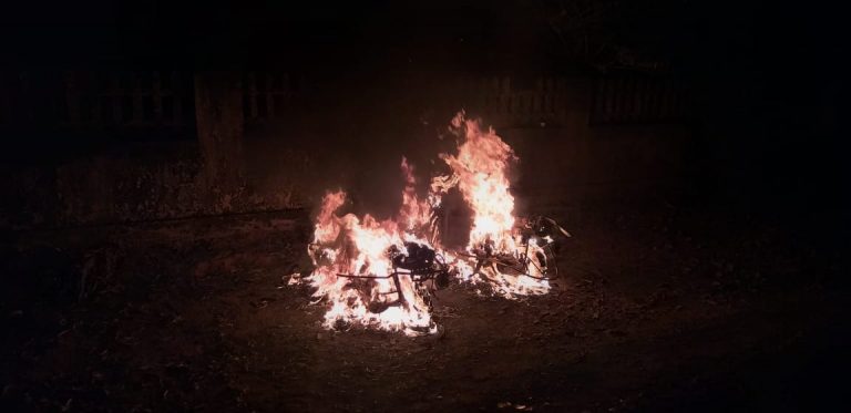 कणकवली हादरली, अज्ञाताने ३ दुचाकी जाळल्या  एक दुचाकी वाचविण्यात यश