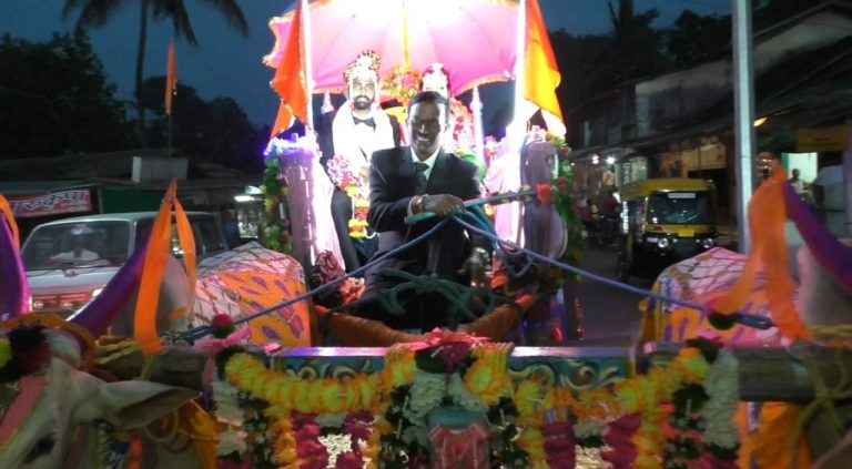 लग्नाची वरात आली बैलगाडीतून दारात  सिंधुदुर्गातील एका लग्नाची दुसरी गोष्ट चांगलीच व्हायरल