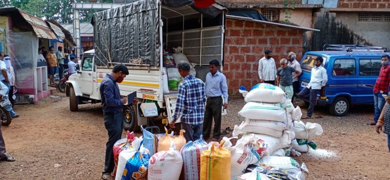 सिंधुदुर्गात रेशन धान्याचा काळाबाजार, दोघांवर गुन्हा दाखल  स्थानिक ग्रामस्थांनी धान्याची वाहतूक करणारा टेम्पो दिला होता पकडून
