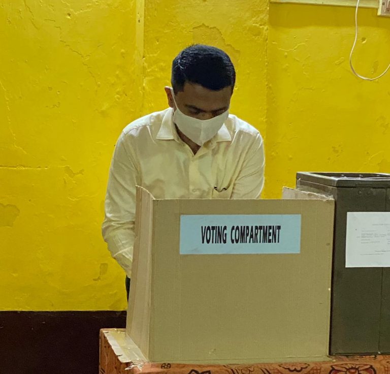 CM, Naik, Gaude, Khaunte amongst the early voters for ZP poll