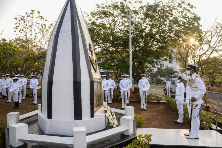 Wreath laying ceremony at Goa Naval Area to commemorate 60th Liberation Day