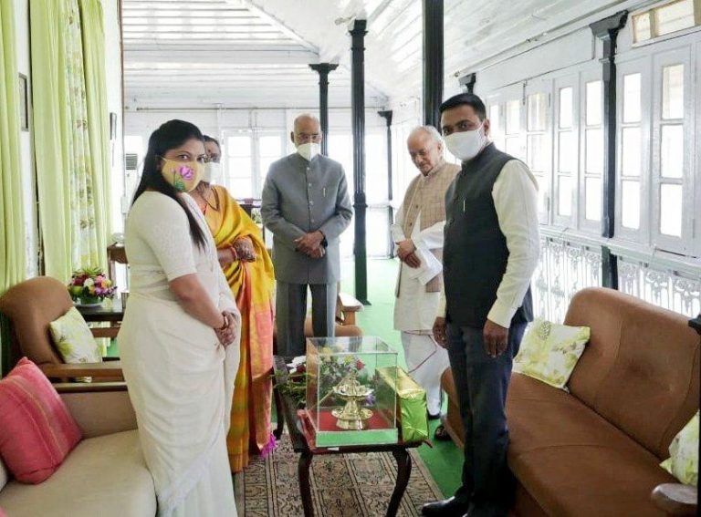 CM Sawant gifts Laman Diva, Kunbi Saree to President, the First Lady