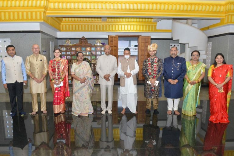 President of India visits Mahalsa Temple, blesses a newly wed couple