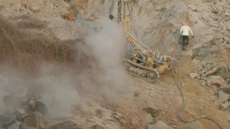 सिंधुदुर्गात दगड खाणीमधे उत्खनन करताना सुरूंग स्फोटामुळे निगूडे गावातील 157 घरांना तडे  प्रशासनाकडूनही होतो दुर्लक्ष