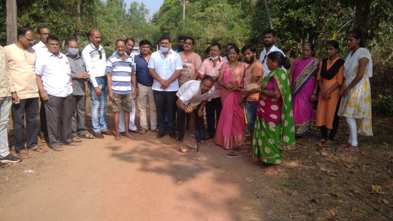 वडाचापाट येथील विकासकामांचा आ. वैभव नाईक यांच्या उपस्थितीत शुभारंभ  ग्रामस्थांनी मानले आ.वैभव नाईक यांचे आभार