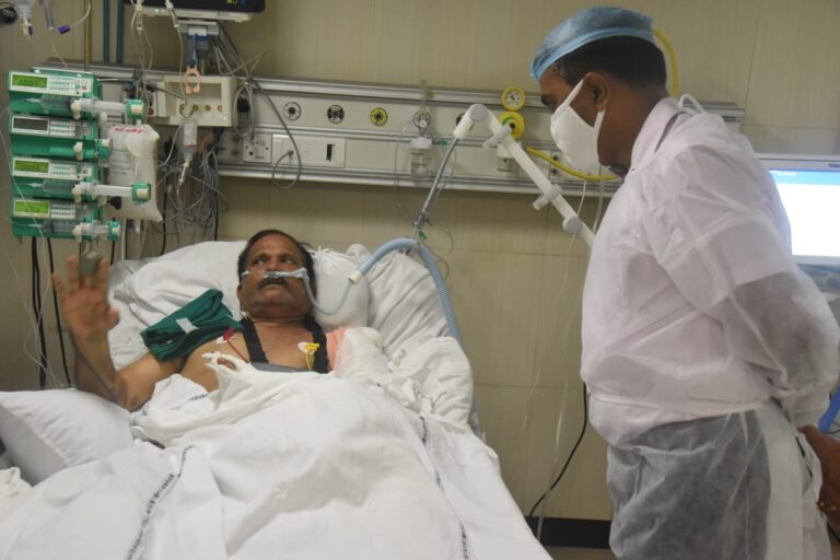 Prakash Javadekar meets Naik at GMCH, claims minister is fast recovering
