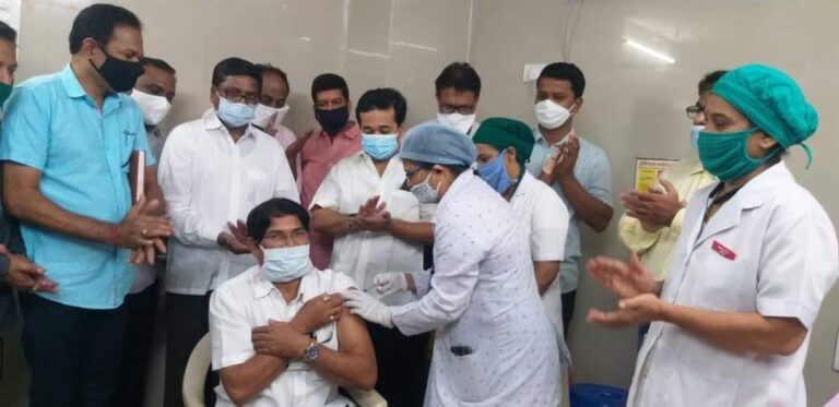 सिंधुदुर्ग जिल्ह्यात कोव्हीड-१९ लसीकरणाला सुरवात, ४०० आरोग्य कर्मचाऱ्यांना लसीकरण