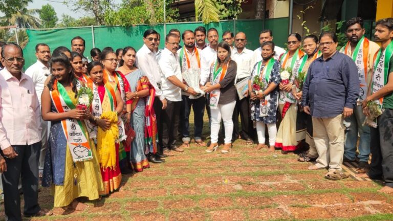 विधितज्ञ प्राजक्ता शिंदे यांच्यासह भाजपा आणि अन्य पक्षातील कार्यकर्त्यांचा राष्ट्रवादीत प्रवेश  राष्ट्रवादी जिल्हाध्यक्ष अमित सामंत यांच्या उपस्थितीत उपाध्यक्ष अनंत पिळणकर यांच्या नेतृत्वाखाली झाला प्रवेश