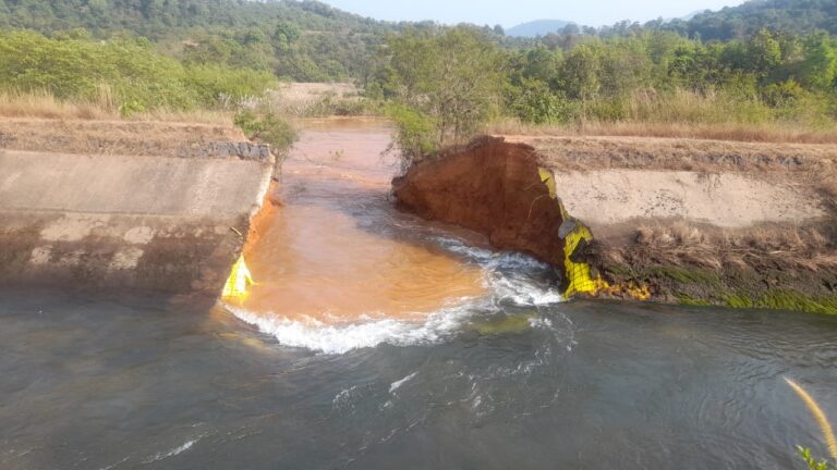 तिलारीचा कालवा फुटल्याने खळबळ  दोडामार्ग तिलारी राज्यमार्गावर पाणीच पाणी
