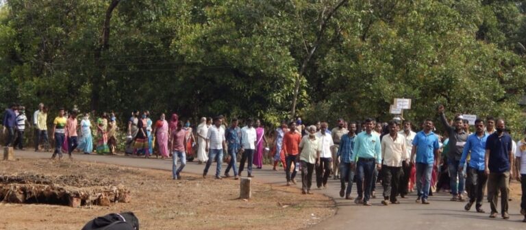 नांदगाव ग्रामपंचायतीवर घागर मोर्चा, घोषणांनी परिसर गेला दणाणून