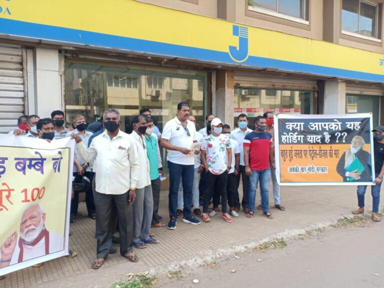 Motorcycle pilots, rickshaw owners in Vasco da Gama receive fuel at Rs 50 per litre amidst fuel price hike