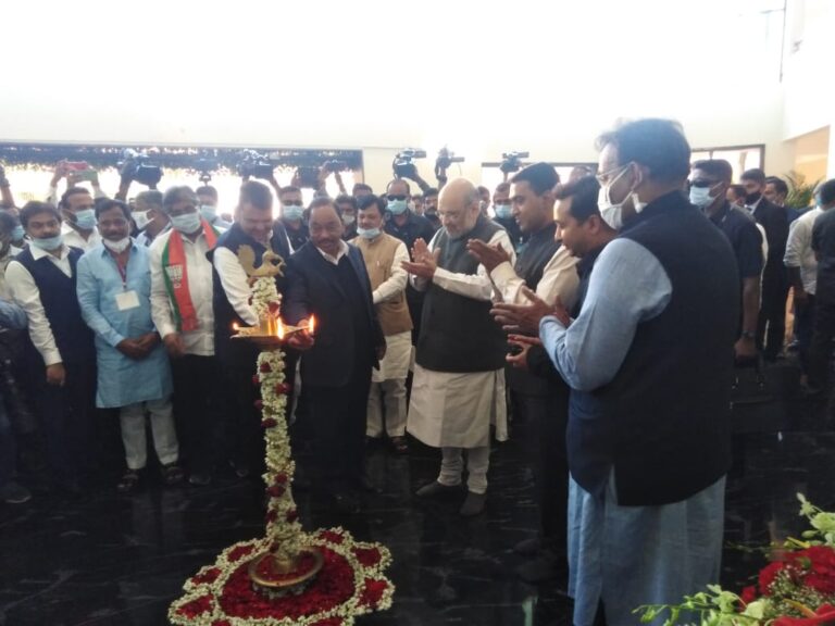 सेनेने सत्ते साठी राजकीय सिद्धांत पायदळी तुडविले,भारताचे गृहमंत्री अमित शाह ची सेनेवर टीका  तीन पायांचे ऑटोरिक्षा सरकार म्हणून केली टीका