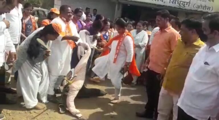 सिंधुदुर्गात शिवसैनिकांचा उद्रेक, निलेश राणे यांच्या प्रतिकात्मक पुतळ्याला जोड्याने हाणले  जिल्हा पोलिस अधीक्षक कार्यालयावर काढला मोर्चा