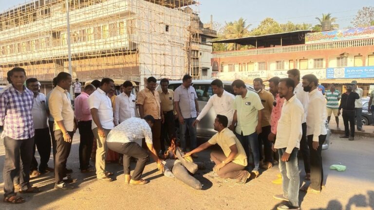 सिंधुदुर्गात निलेश राणे विरुद्ध विनायक राऊत धुमशान सुरूच, कडक पोलीस बंदोबस्त असताना जाळले पुतळे  पोलिसांना चकवा देत कणकवलीत भाजपने खासदार विनायक राऊत यांचा पुतळा जाळला