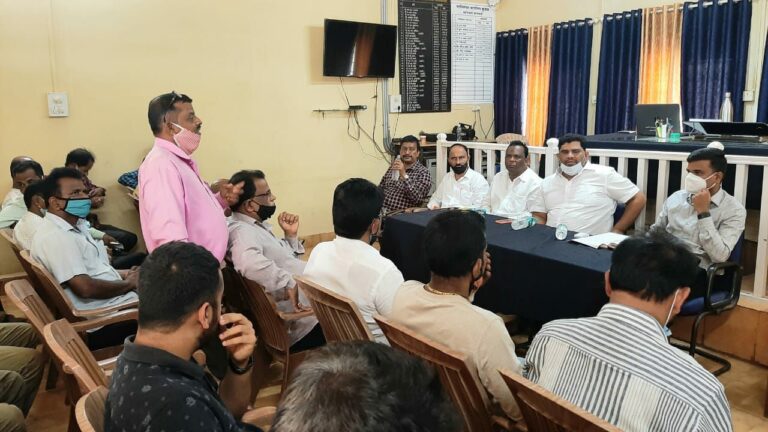 मंडळ अधिकारी,तलाठ्यांकडून जनतेला त्रास झाल्यास खपवून घेणार नाही- आ.वैभव नाईक  कुडाळ तहसीलदारांना आ. वैभव नाईक यांच्या सूचना सातबारावरील वारस व फेरफार नोंदीचा घेतला आढावा