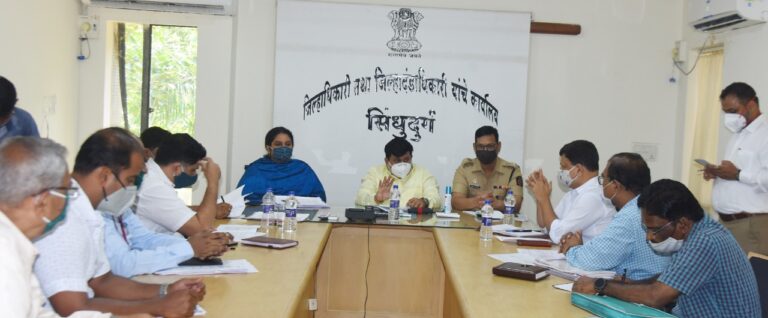 जिल्हा खनिकर्म निधीमधून जिल्ह्यासाठी 12 रुग्णवाहिका घेणार  जिल्ह्यात चार ठिकाणी मॉड्युलर शस्त्रक्रीयागृह उभारणार – पालकमंत्री उदय सामंत