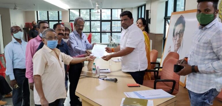 कुडाळ मालवण मधील विविध विकास कामांसंदर्भात आ.वैभव नाईक यांची चाकरमान्यांशी चर्चा  कुडाळ मालवण मधील चाकरमान्यांची शिवसेना भवन मुंबई येथे बैठक संपन्न