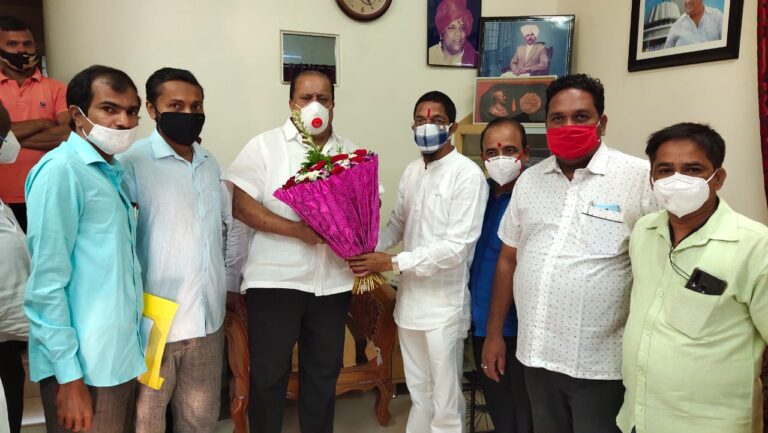 नवीन कुर्ली ग्रामपंचायत मंजुरी बाबत ग्रामविकास मंत्री सकारात्मक, जिल्ह्यातील पक्षबांधणी बाबतीतही समाधानी  राष्ट्रवादीच्या पदाधिकाऱ्यांनी कागल येथे घेतली हसन मुश्रीफ यांची भेट, जिल्ह्याच्या विकासावर केली चर्चा