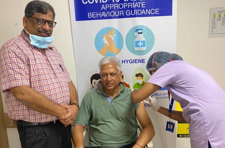Mohindar Amarnath takes COVID vaccine at Manipal Hospital