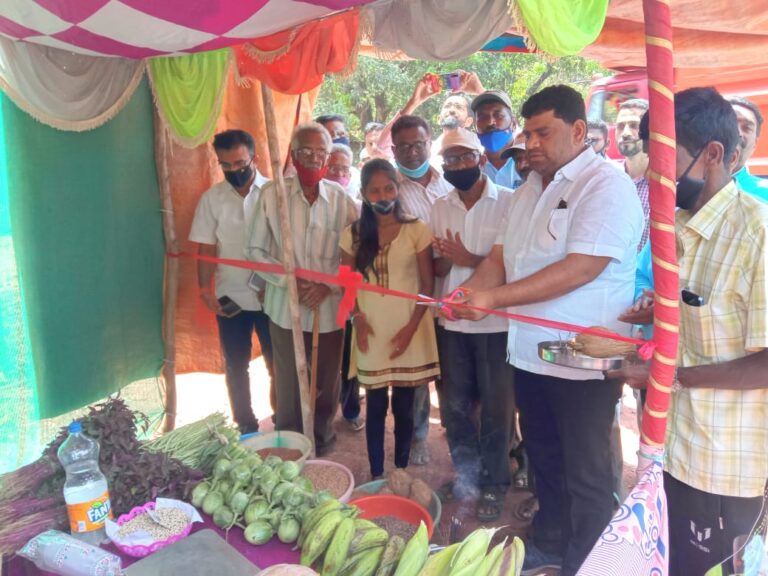 विक्री केंद्रांच्या माध्यमातून शेतकऱ्यांनी आर्थिक उन्नती साधावी -आ.वैभव नाईक  विकेल ते पिकेल अभियानांतर्गत रामगड येथे शेतमाल विक्री केंद्रांचा शुभारंभ