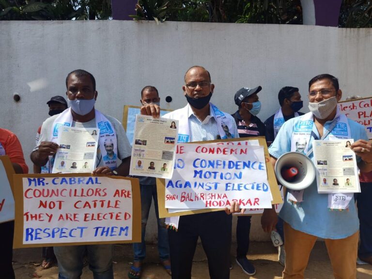 AAP held a demonstration in front of Nilesh Cabral’s residence, demanded withdrawal of no confidence notice against the Curchorem Municipality Chairperson
