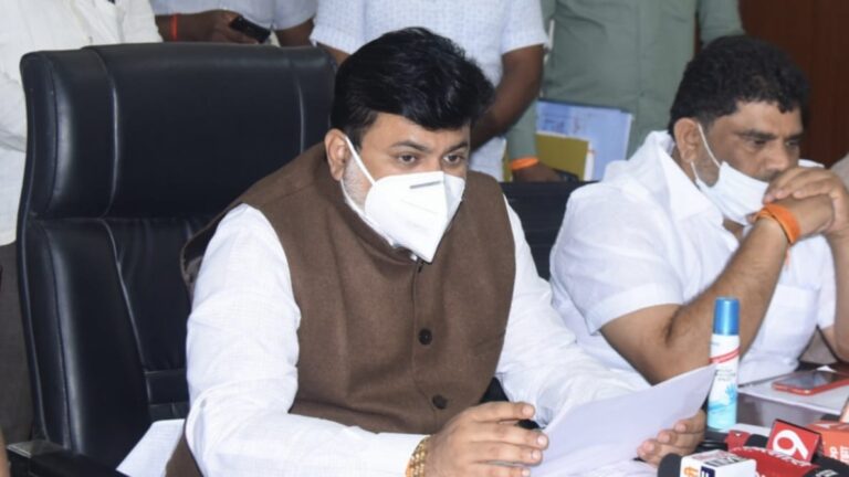 सिंधुदुर्गात येणाऱ्या प्रत्येकाची आता होणार अँटीजेन रॅपिड टेस्ट  पालकमंत्री उदय सामंत यांची माहिती