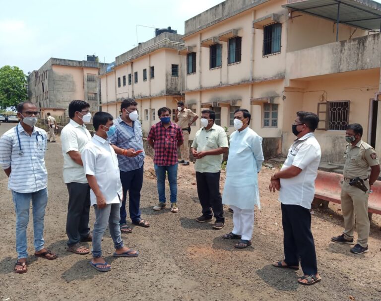 व्हेंटिलेटर व अत्यावश्यक आरोग्य सुविधायुक्त कोविड सेंटर मालवणात सुरू करा  खासदार विनायक राऊत व आमदार वैभव नाईक यांच्या प्रशासनास सूचना  कुंभारमाठ येथील कोविड केअर सेंटरची पाहणी