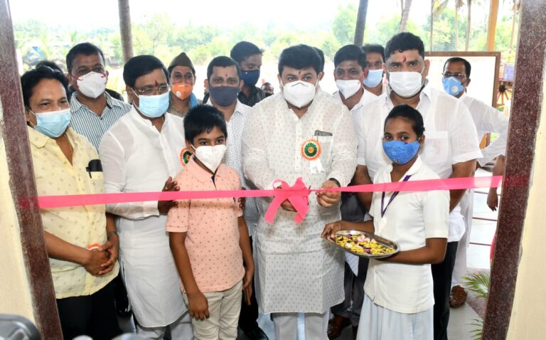 बॅ. नाथ पै शिक्षण संस्थेच्या कोविड केअर सेंटरचे उद्घाटन  पालकमंत्री उदय सामंत यांच्या हस्ते तर खा. विनायक राऊत,आ. वैभव नाईक यांच्या उपस्थितीत शुभारंभ