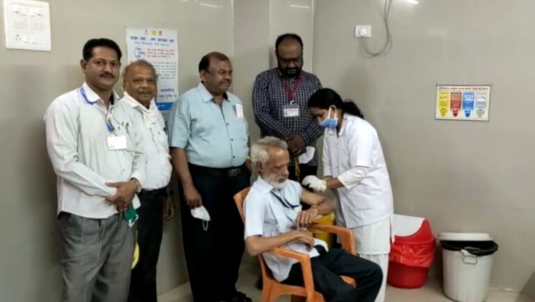 सिंधुदुर्गात 45 वर्षावरील नागरिकांना दुसऱ्या डोससाठीची प्रतीक्षा संपली  कोविशिल्डचे 18 हजार डोस आणि कोव्हॅक्सिनचे 600 डोस प्राप्त