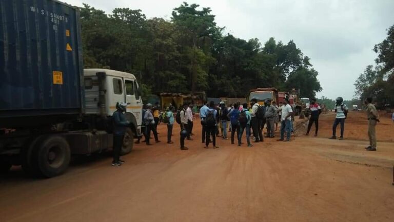गोव्यात कामाला जाणाऱ्या तरुणांनी पत्रादेवी नाक्यावर वाहतूक रोखली, डंपर सोडतात मात्र पोटासाठी जाणा-यांना अडवत असल्याचा आरोप