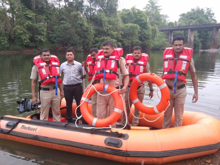 सिंधुदुर्गच्या किनारी भागातील जनतेने प्रशासनाच्या सूचनांचे पालन करावे – पालकमंत्री उदय सामंत  जिल्हाधिकारी व पोलीस अधीक्षकांनी केला किनारी भागाचा दौरा