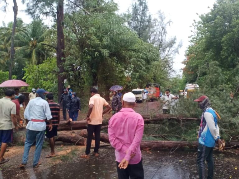 तौक्ते चक्रीवादळामुळे सिंधुदुर्गात 144 कुटुंबाचे स्थलांतर  जिल्ह्यात सुमारे 80 ते 90 किलोमीटर वेगाने वाहताहेत वारे