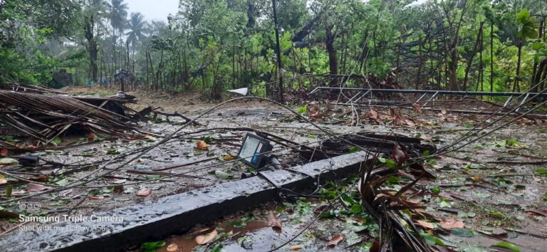 तौत्के चक्रीवादळामुळे सिंधुदुर्ग जिल्ह्यात 5 कोटी 77 लाखांचे नुकसान, दोघांचा मृत्यू तर तिघे बेपत्ता  जिल्ह्यात अजूनही पावसाचा जोर कायम