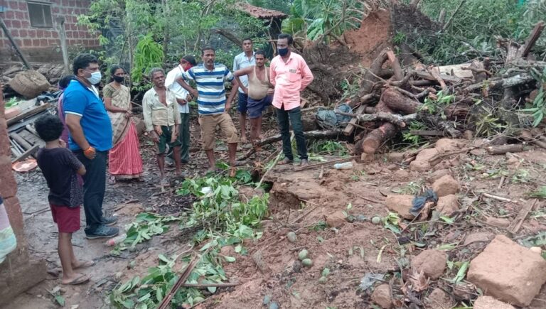 कुडाळ तालुक्यात झालेल्या नुकसानीची आमदार वैभव नाईक यांनी केली पाहणी  वारंगाची तुळसुली येथे नुकसानग्रस्त घरमालकांना केली आर्थिक मदत